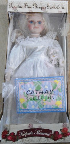The Cathay Collection Bambola di porcellana 16" -- Ancora in scatola originale KYLIE - Foto 12 di 12