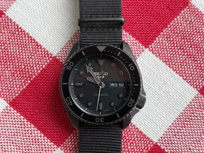 Seiko 5 Sports schwarzes Zifferblatt Herrenuhr - SRPD79K1