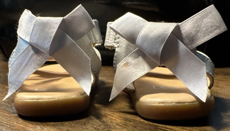 Sandalia Ugg niña pequeña talla 2 o 3 plateada Foto 4 de 4