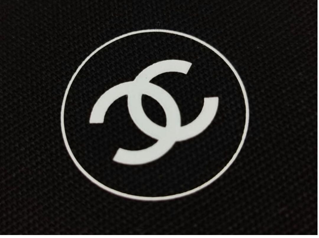 CHANEL - ꧁ CHANEL スマホホルダー LA COLLECTION NEW 2024 Chanel La Collection Passport Holder Smartphone