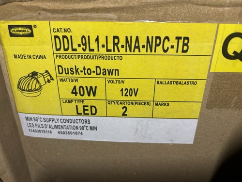 Zwei (2) HUBBELL DDL-9L1-LR-NA-NPC-TB 40W DUSK TO DAWN LED 5000K Straßenlaternen - Bild 3 von 6