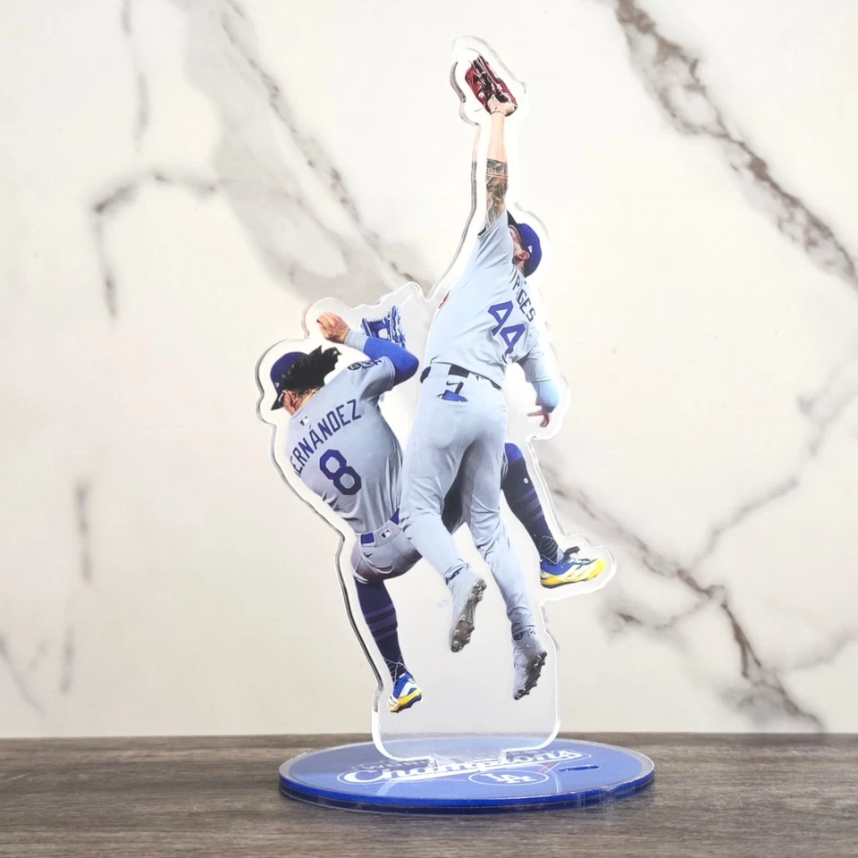 Andy Pages Catch Over Kiké Standee - Memorabilia de Campeones de la Serie Mundial 2025 Foto 3 de 4