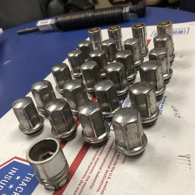 200520 Chevy Silverado 1500 TAHOE GMC Sierra LUG NUTS OEM w/ LOCKS