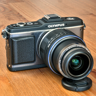 Olympus Pen E-P2 + 14-42 mm Objektiv (12,3 Megapixel, IBIS repariert)