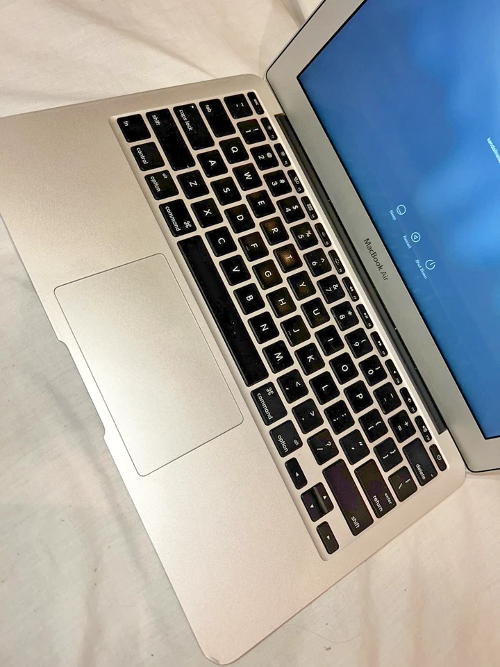 Apple MacBook Air A1370 2011 2GB RAM, 64GB SSD, Yosemite OS parts repair WORKS - Image 4 of 4