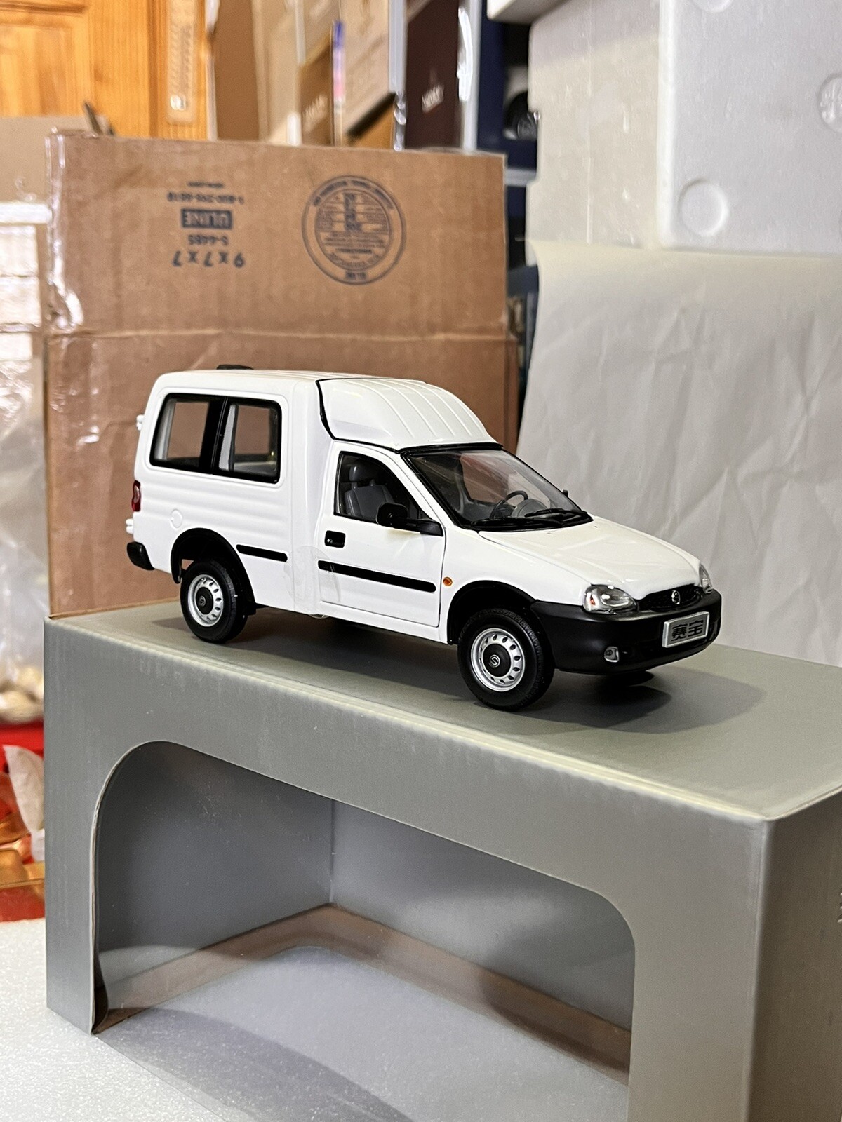 1:24 Scale GM Corsa Combo White Cargo Van Diecast Model Car