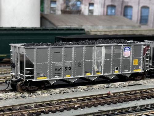 HO Athearn Genesis Union Pacific SD70ACE DCC/Sound & 6 RD4 Coal Hoppers - Picture 10 of 16