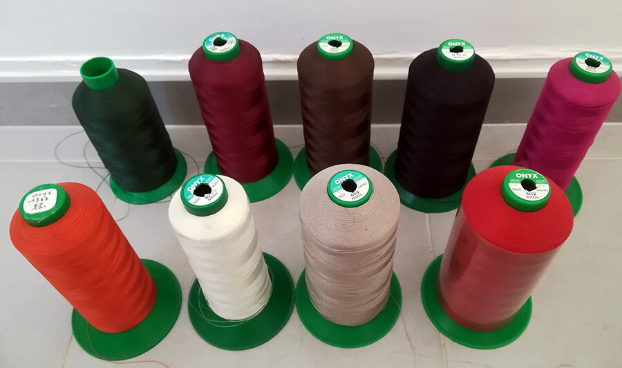 Fils Onyx en cône pour couture machine et surjeteuse en polyester noir
