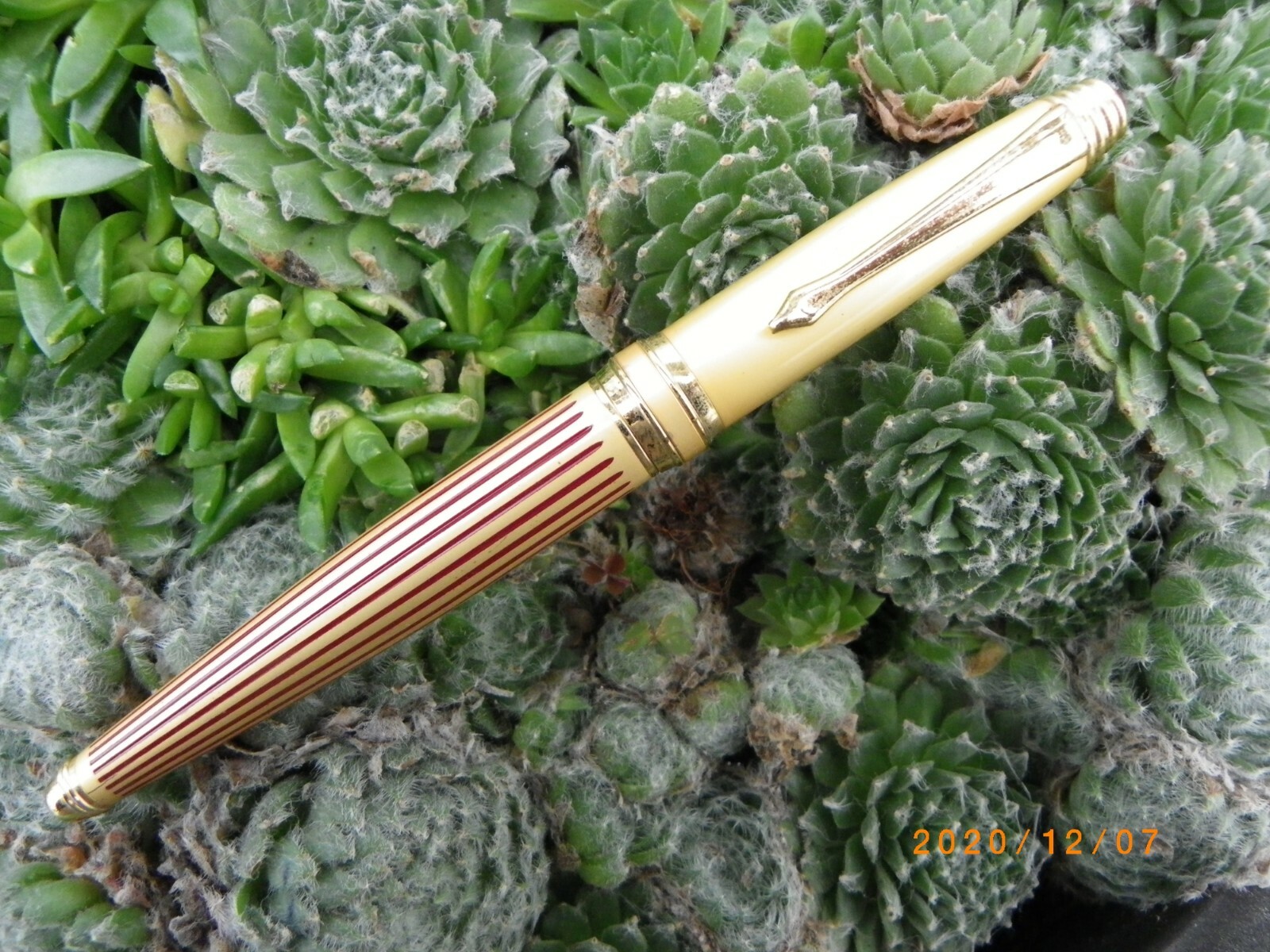 Stylo plume de luxe laque jaune d'or satiné pour calligraphie haut de gamme