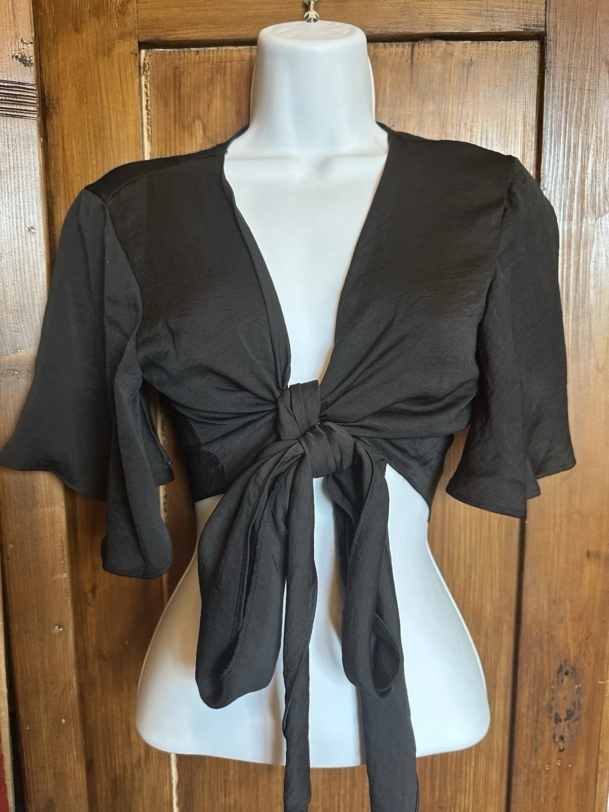 Cravatta Missguided nera con maniche fluttuanti M 8 10 raso opaco