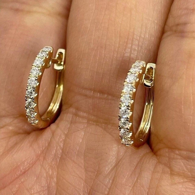 Aretes tipo argolla Huggie de diamantes de corte redondo de 2 quilates con acabado en oro amarillo de 14 quilates