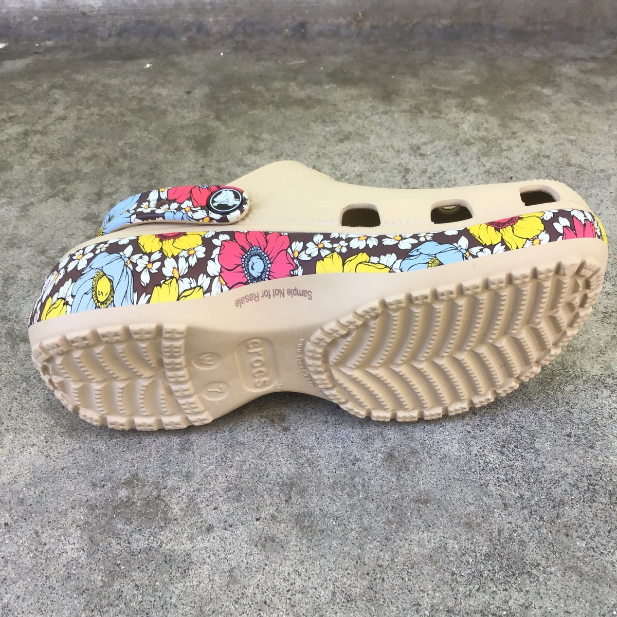 NWT Crocs Platform Retro Floral Clogs Shoes Womens Size 7 Beige