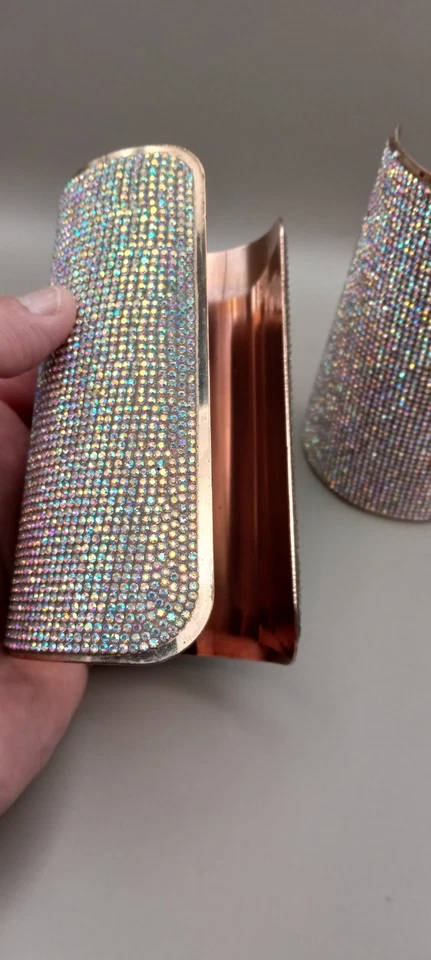 Brazalete ancho de pedrería en tono dorado Foto 2 de 4