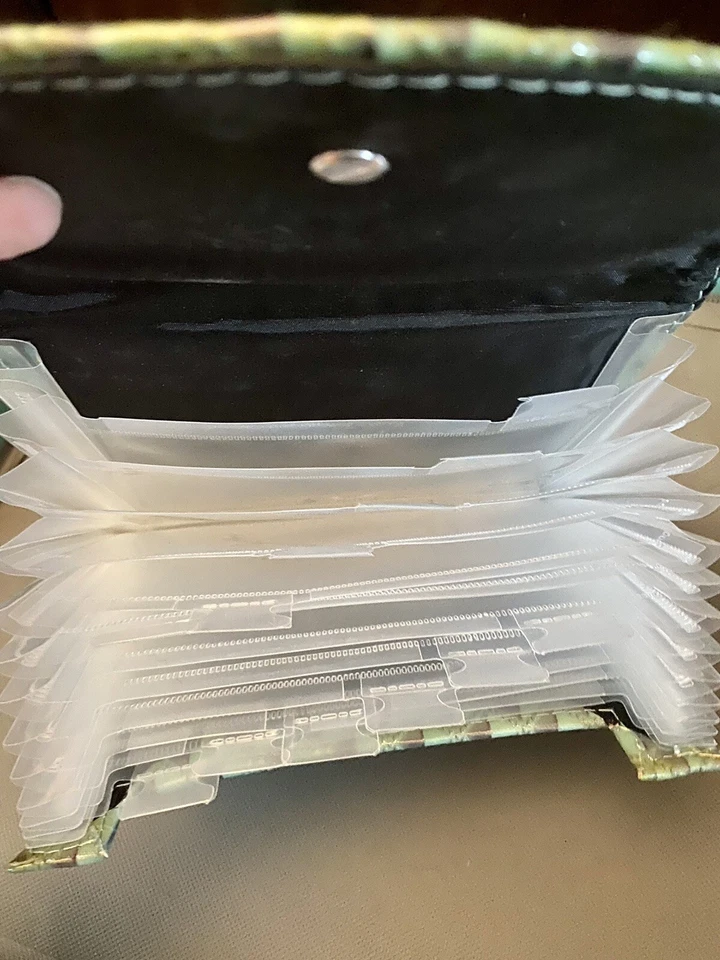 Archivo acordeón de plástico, 12 pestañas, tamaño cupón. Foto 4 de 4