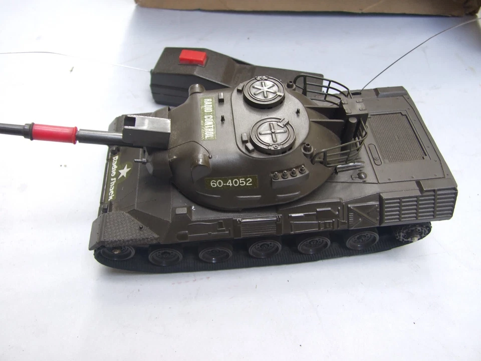 Vintage 1984 Radio Control Tank Radio Shack Tandy w/Original Box Vintage Toy - Image 2 of 4