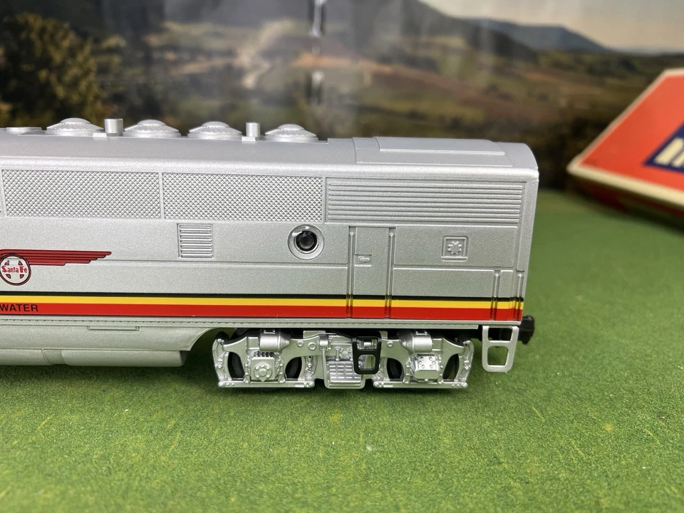UNRUN LIONEL 6-18115 SANTA FE NON-POWERED F-3 B UNIT LOCOMOTIVE, MINT, NIB - Image 3 of 4