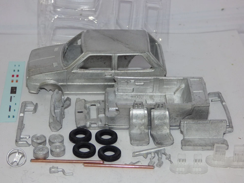 Somerville metal kits Austin Metro 1.0L saloon car 1:43rd scale - Image 2 of 2