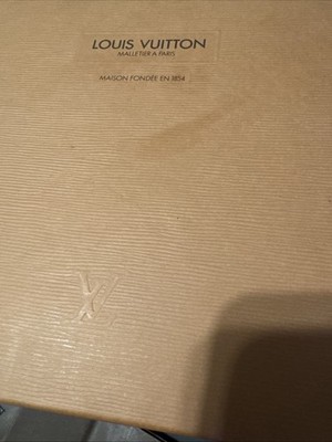 Louis Vuitton Box Malletier A Paris Maison Fondee En 1854 & Retail