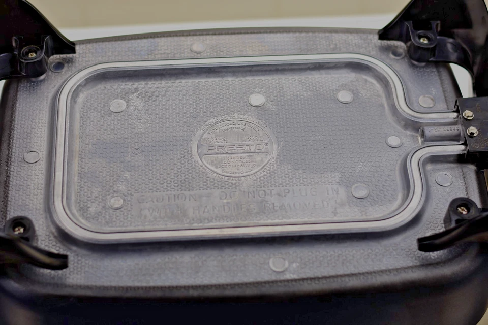 Presto 16 pol. Frigideira elétrica de cerâmica com tampa de vidro, alças de toque frio - Imagem 3 de 3