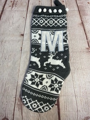 Matalan grau & weiß Fairisle gestrickter Weihnachtsstrumpf Buchstabe Initiale M auf