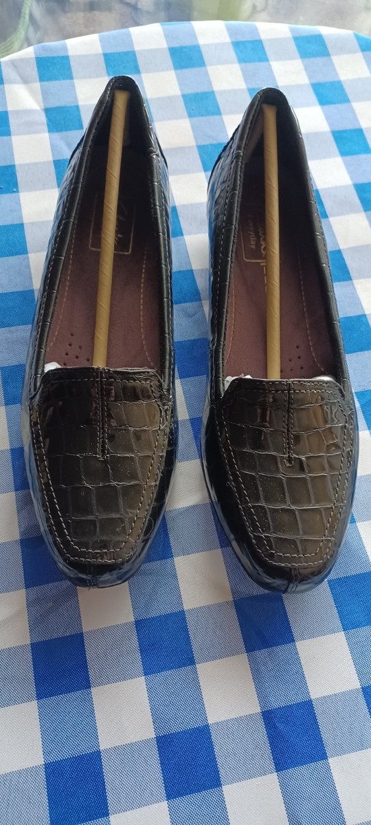 Clarks Artisan Timeless Grey Patent Leather Croc Low Heel  display picture 3