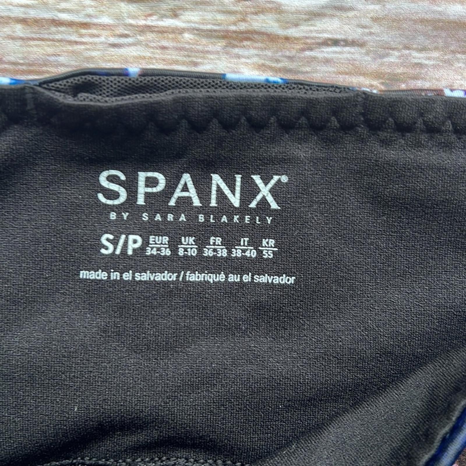 💪🏽 SPANX booty boost Active Printed Cropped Leg… - image 3