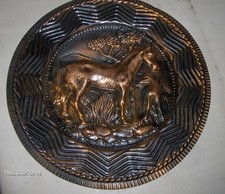 RAME PIATTO SBALZATO DA APPENDERE - SOGGETTO: CAVALLA  CON PULEDRO - Ø 29,5 cm