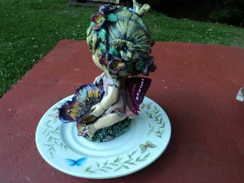 Pintado a mano de cerámica de colección bebé hada flor y abejorro unido a una vid - Imagen 4 de 9