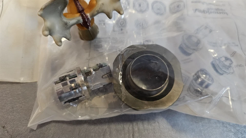 RJFTV71G Modular Coupler Connector Jack RJ45 Cat5e Unshielded Amphenol Lot of 3 - Image 2 of 4