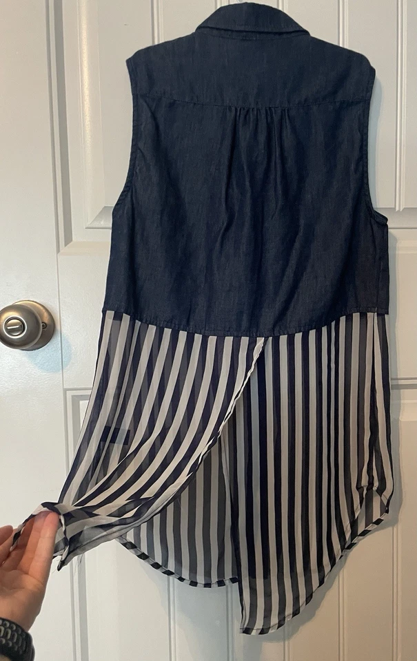 Camisa jeans feminina dupla zero pequena sem mangas com botões e bainha listrada - Imagem 3 de 4