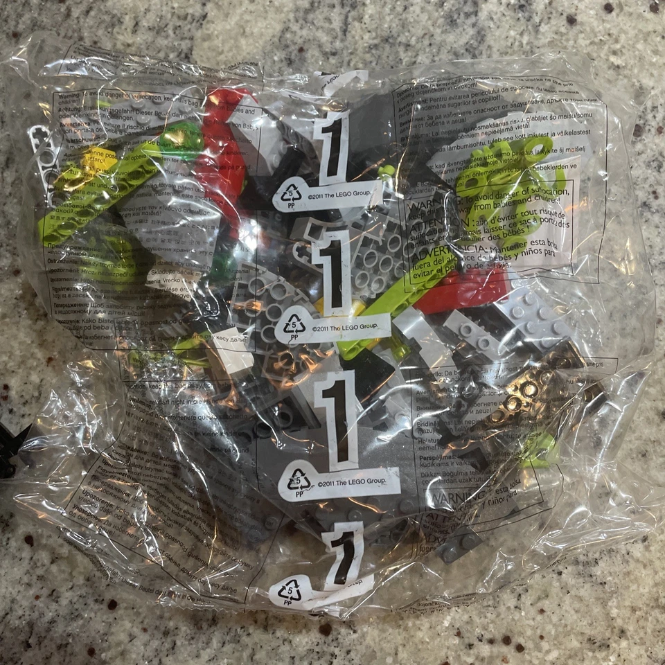 LEGO Space: Alien Mothership (7065) - New in Box. One sticker missing  - Image 4 of 4