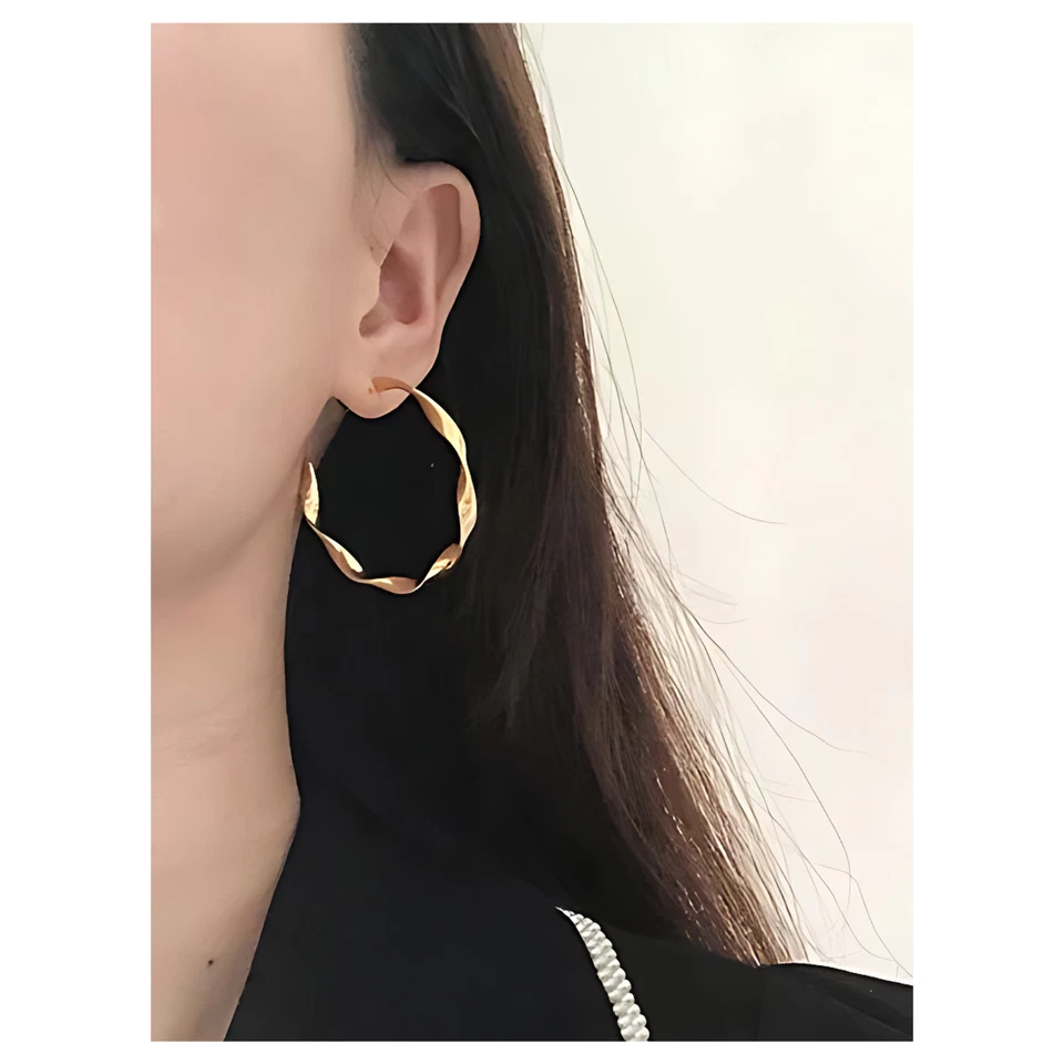 Pendientes C retorcidos de oro de 18 quilates de lujo. Lindo pasador minimalista con borla colgante de aro Foto 3 de 4
