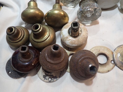 Vintage of 19 Doorknobs Assorted Shapes and sizes plates glass wood metal knobs - Picture 23 of 24