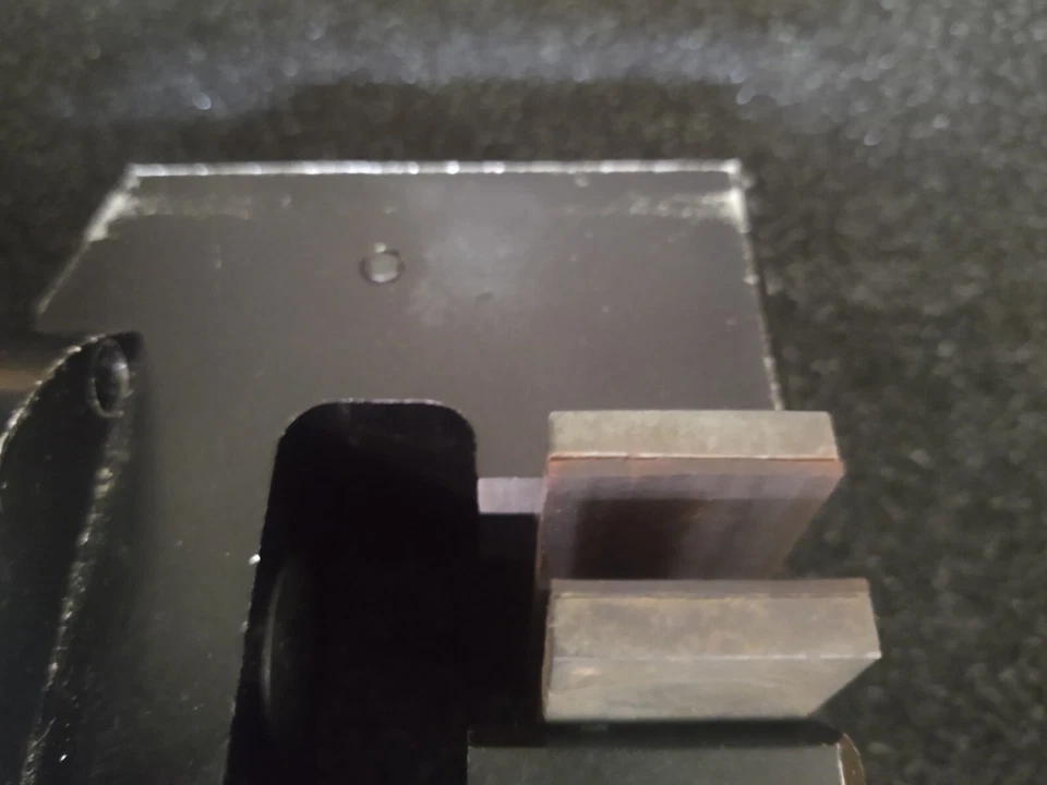 Instron Pneumatic Grip W/ Rubber Coated 1x3 Faces. 2 year warranty. - Изображение 2 из 3