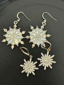Vintage Costume Jewelry 2 Pair Earrings Rhinestone Snowflakes ￼