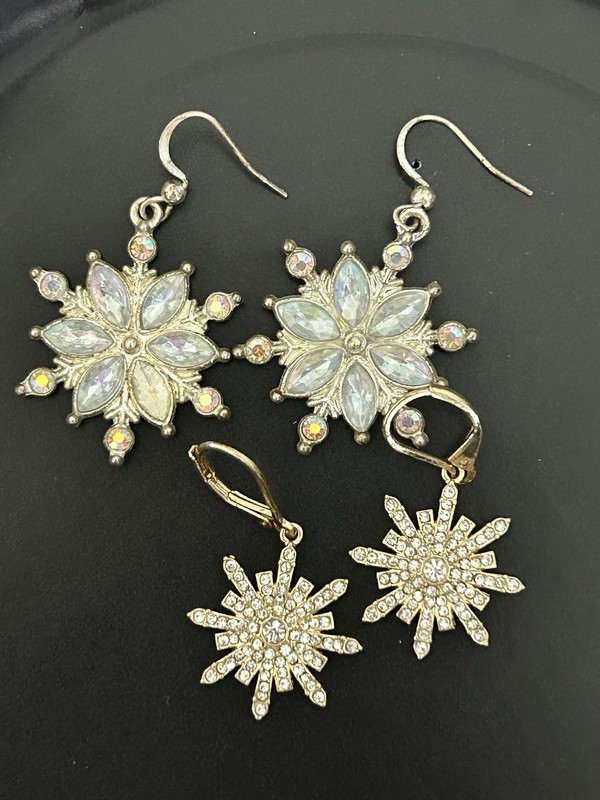 Vintage Costume Jewelry 2 Pair Earrings Rhinestone Snowflakes ￼