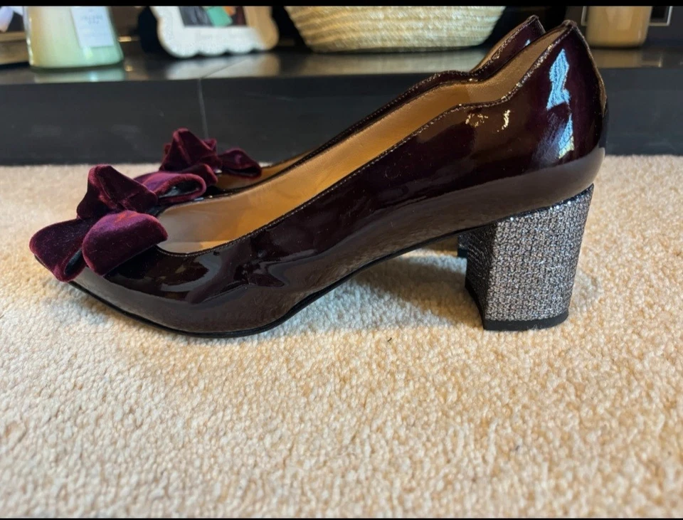 Russell & Bromley Size 41 Plum Patent Mid Gold Heel Shoes - Image 3 of 4