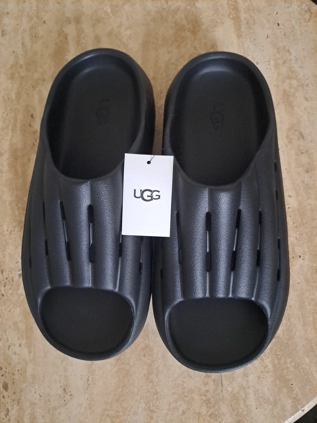 Sandali UGG Foamo Slides slip on sagomati con logo plantare uomo neri prezzo al pubblico consigliato $80 00