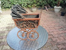 ANCIEN LANDAU DE POUPEE ANTIQUE  -  bois - cuir - fer -
