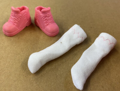 Hochwertige rosa flache Trainer Outdoor Schuhe weiße Socken für Puppen UK Verkäufer
