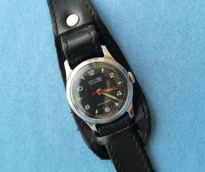 Montre Vintage Russe Moscou - Fabriquée Dans Les Années 1950 - Usine Horlogère De Moscou - Remontage Manuel - Boîtier Acier - Bracelet Cuir