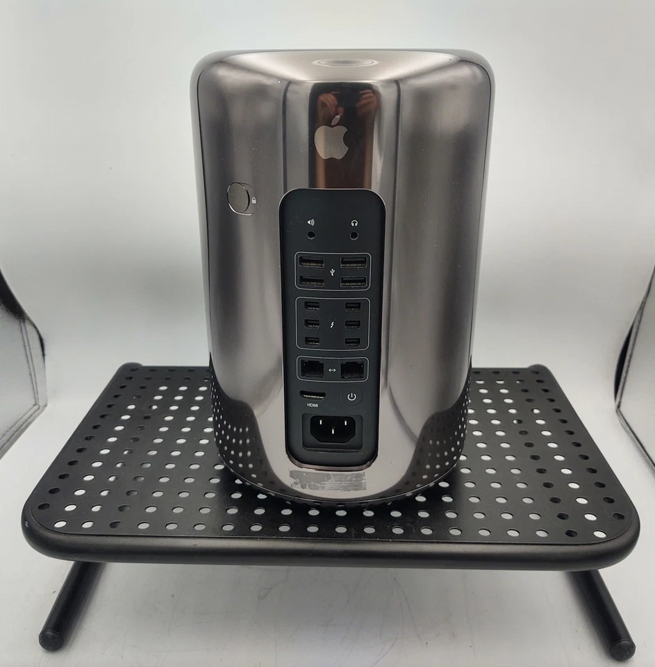 Apple Mac Pro (Late 2013) – Xeon E5, 16GB RAM, 500GB SSD, FirePro D300 - Image 3 of 4