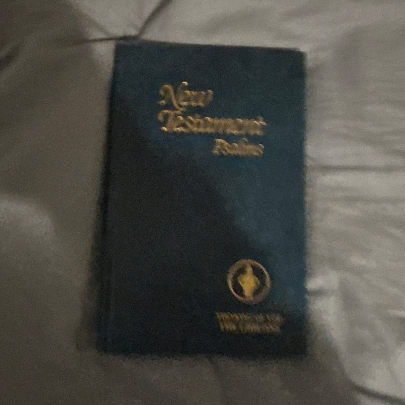 New Testament & Psalms The Gideons Christian Religious Book, please help me live