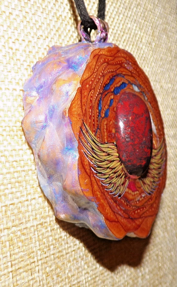 Rojo, Blanco y Azul - Alas de Águila - Colgante Cono de Pino con Piedra de Jaspe Foto 2 de 4