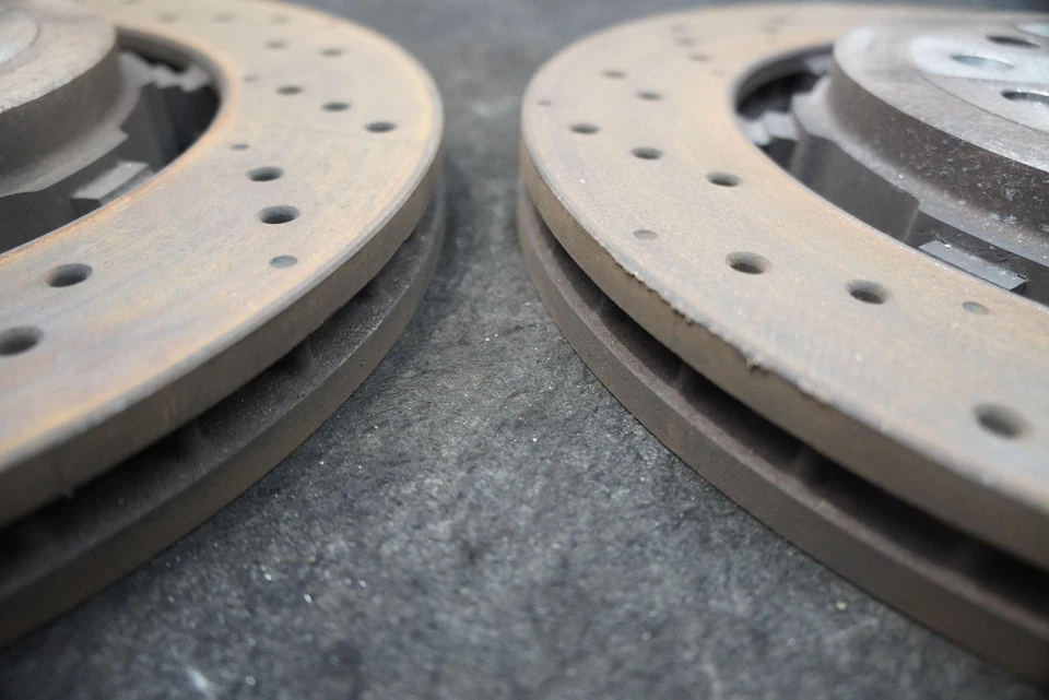 Juego 2 rotores de freno de disco trasero izquierdo derecho perforados 2,9 L OEM Alfa Romeo Stelvio 2018 Foto 3 de 4