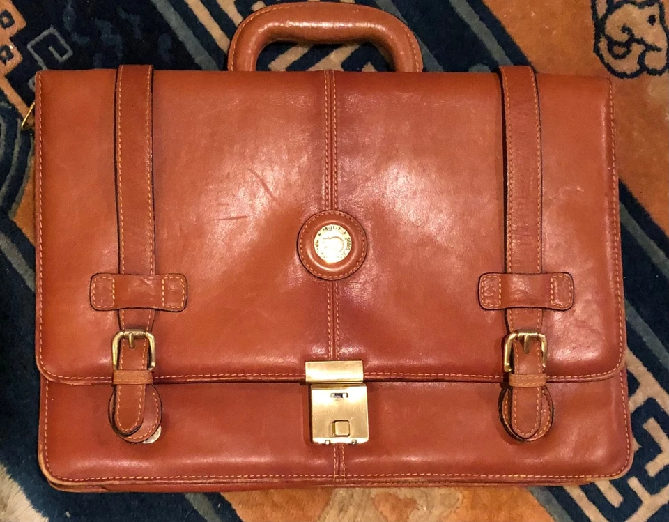 MIN HUI TANG. Maletín de cuero de diseño clásico para artículos de cuero. Marrón. Foto 2 de 4