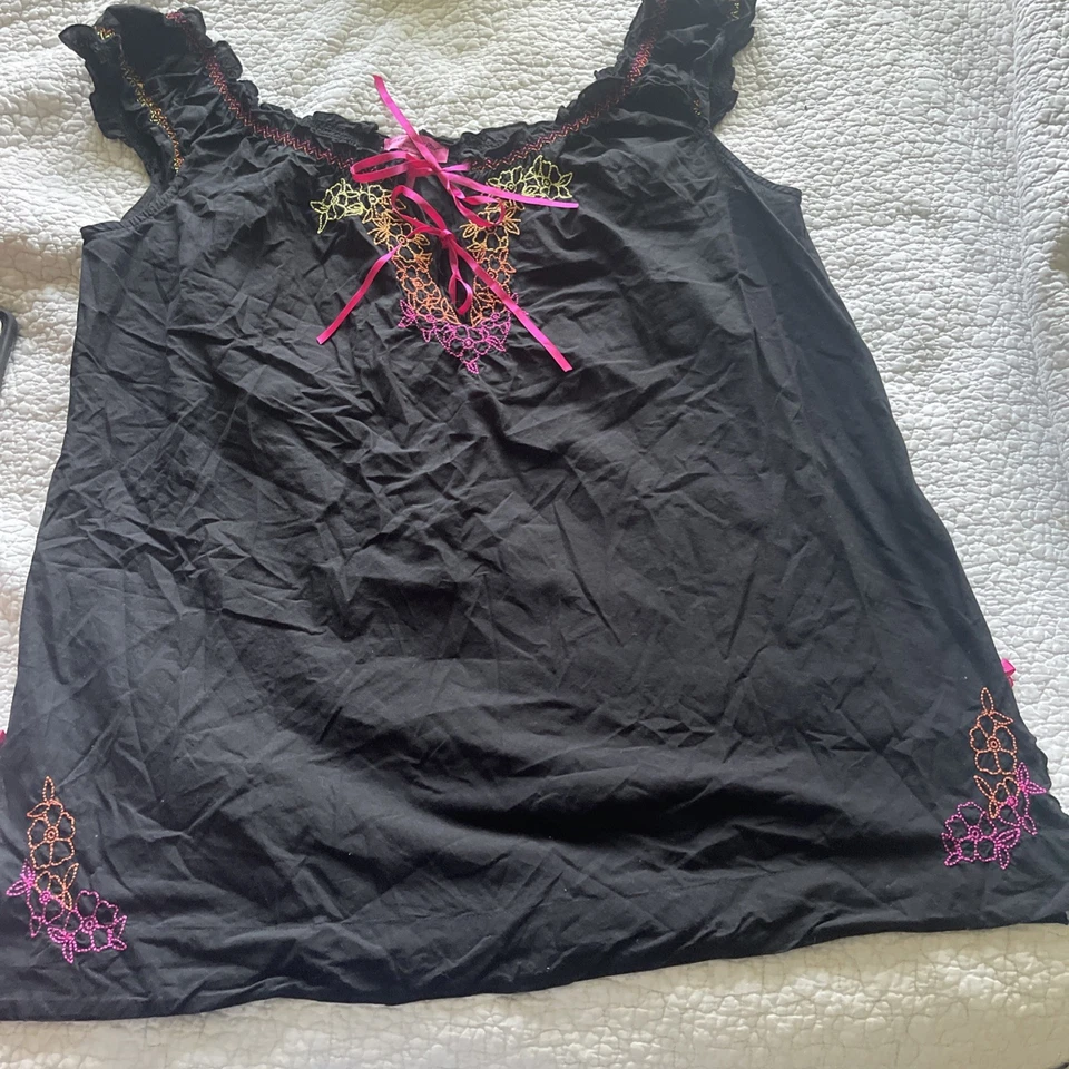 Top de dormir Betsey Johnson Intimates con un frente floral talla M Foto 2 de 4