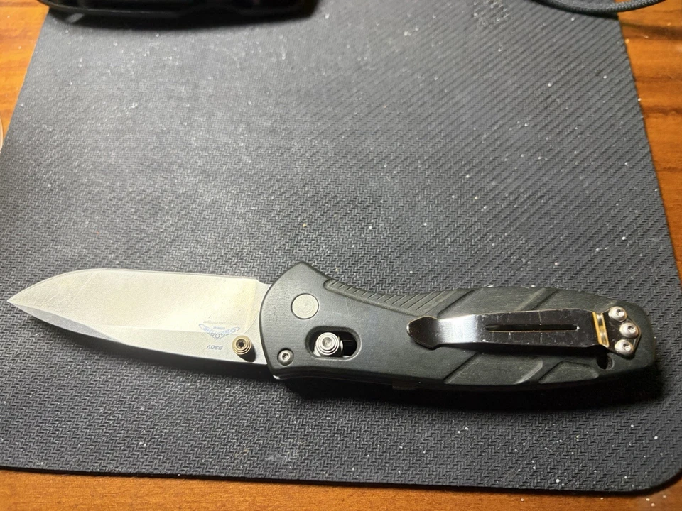 Cuchillo Benchmade 556 borde liso acabado satinado hoja mango negro Foto 4 de 4