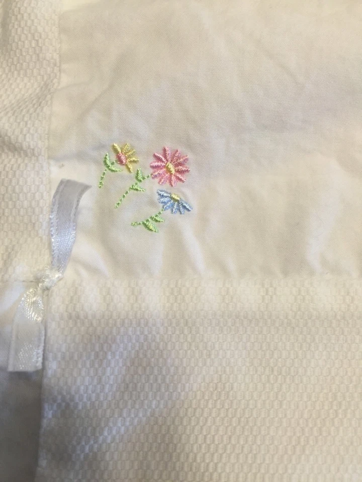 Manta bebé Carters blanca retazos blanca cuadrada bordada flores Foto 2 de 4