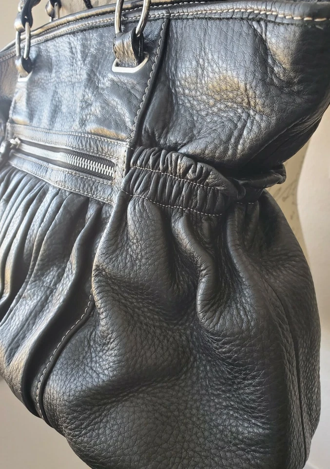 Bolso de hombro grande de cuero plisado negro para lavandería china bolsillos Foto 3 de 4